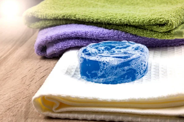 天然肥皂和浴巾木制背景上的泡泡 — 图库照片