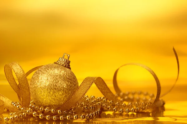 Decoração de bola de Natal dourado para fundo celebração — Fotografia de Stock
