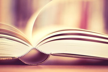 Bulanık bookshelf arka plan ile açık kitap sayfa kapatın