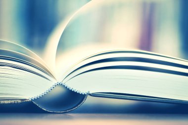 Bulanık bookshelf arka plan ile açık kitap sayfa kapatın