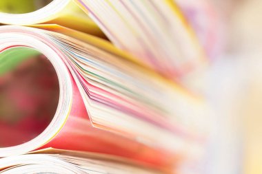 Renkli dergi yığın rulo kenarına kadar kapatın 