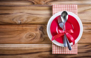 çatal ve kaşık beyaz boş plakalı kırmızı kalp şekli 