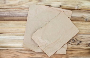 Yemek pişirmek ya da kağıt sayfası yer ahşap masa üzerinde pişirme ufalanmış