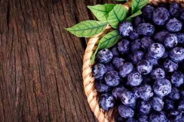 tatlı taze yaban mersini sepete aldı.