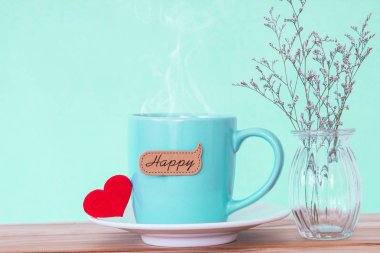 Kahve Kupası Kupa ile kırmızı kalp shapeand mutlu kelime etiket üzerinde ahşap 