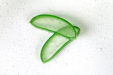 yaprak taze aloe vera ıslak su açılan arka plan üzerine dilimlenmiş