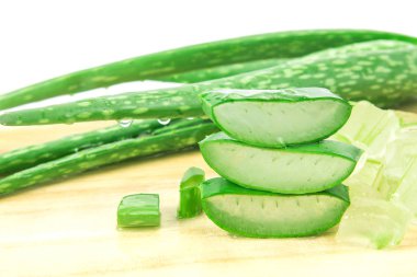 dilimlenmiş ve yaprak taze aloe vera ahşap plaka, natura