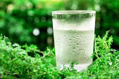 Serin temiz su ve yoğunlaşma damlacık bardak 