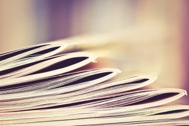 Renkli dergi ile bulanık bookshe istifleme kenarına kadar kapatın