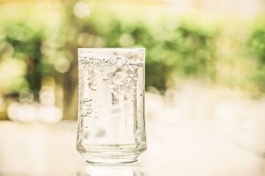 Soğuk taze içecek Ice cube ve kabarcık tablo ile bardak