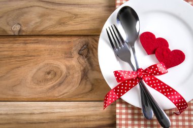 çatal ve kaşık beyaz boş plakalı kırmızı kalp şekli 