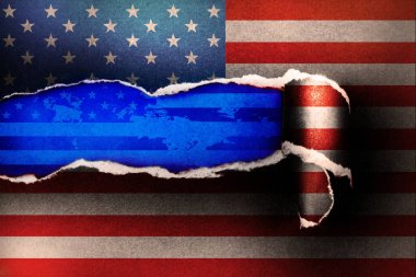 Amerikan bayrağı yırtık kağıt ve yer ile gök mavisi kağıt