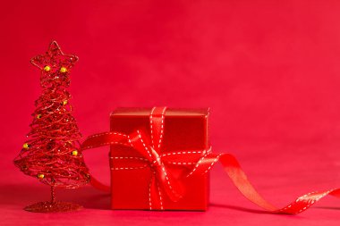 Kırmızı yılbaşı hediye ve Noel treee 