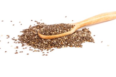 Tahta kaşık beyaz arka plan üzerinde chia tohum kadar kapatın