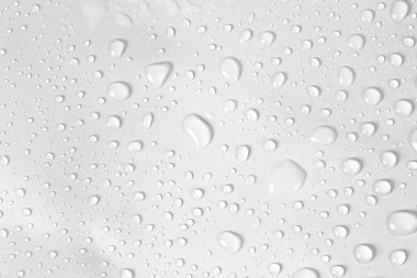 Beyaz arkaplanda su damlası