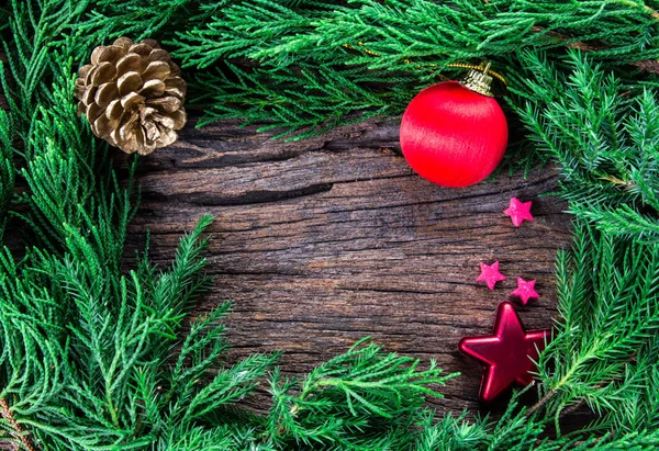 Різдвяні прикраси на дерев'яному фоні як рамка кордону з ко — стокове фото