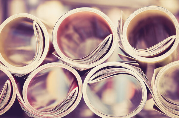 Крупный край цветного журнала укладки рулона
 