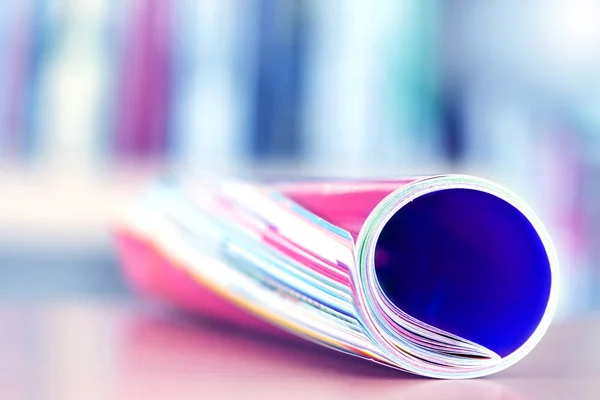 Close-up van de rand van het kleurrijke tijdschrift stapelen roll — Stockfoto