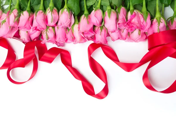 美しい新鮮な甘いピンク バラと赤リボンの lov の境界線 — ストック写真