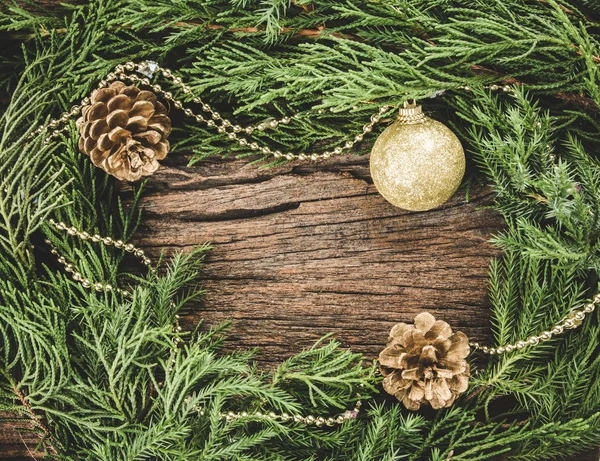 Vánoční ozdoby na dřevěné pozadí jako ohraničení rámce — Stock fotografie