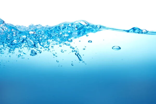 Крупним планом блакитні водяні бризки з бульбашками на білому тлі — стокове фото