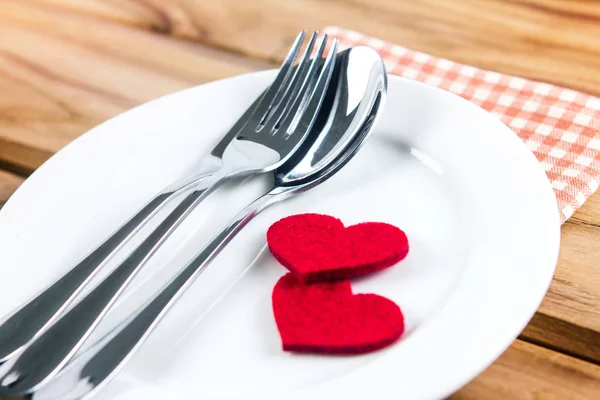 Selective focus of red heart shape with White empty plate — Stock Photo, Image