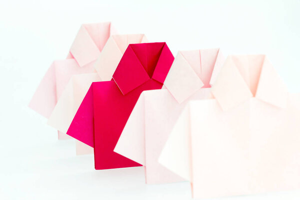 Один красный среди белой бумаги оригами рубашки, уникальная индивидуальность
 