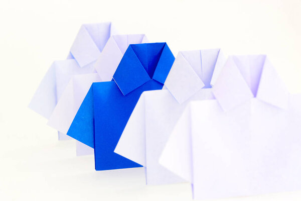 Один красный среди белой бумаги оригами рубашки, уникальная индивидуальность
 