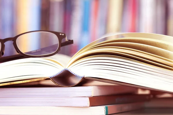 Close up opened book page and reading eyeglasses — Stock Photo, Image