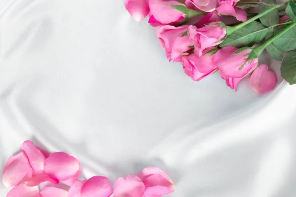 El ramo las rosas dulces rosadas el pétalo sobre la tela suave blanca de seda — Foto de Stock