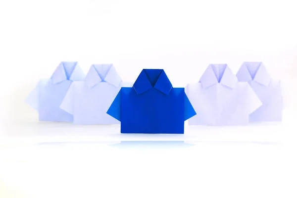 Ένα κόκκινο μεταξύ χαρτί πουκάμισο λευκό origami, μοναδική ατομικότητα — Φωτογραφία Αρχείου