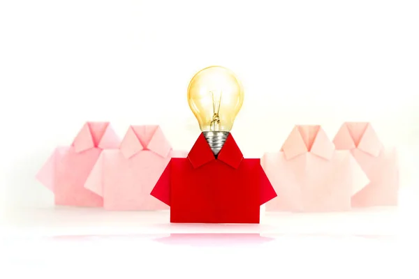 Bombilla de luz en One Red entre papel de camisa de origami blanco — Foto de Stock