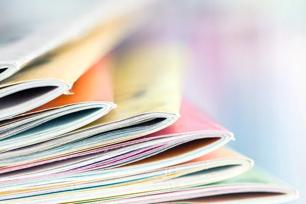 Close up edge of colorful magazine stacking with  blurry bookshe — Stock Photo, Image