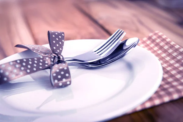 Bliska kolacji ustawienie widelec i łyżka na talerzu — Zdjęcie stockowe