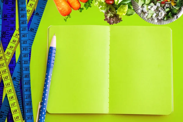 Concepto de control de dieta de fondo. Colorido de cinta métrica —  Fotos de Stock