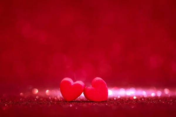 Rote Herzformen auf abstraktem hellen Glitzerhintergrund — Stockfoto