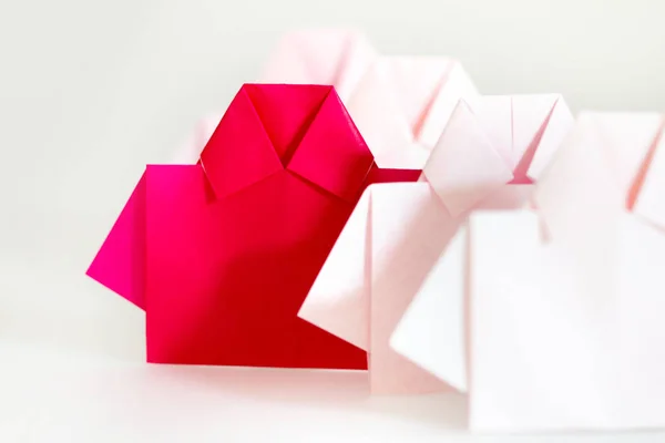 Uno rosso tra carta bianca della camicia origami, individualità unica — Foto Stock