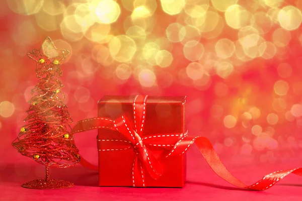 Červená novoroční dárek a cristmas treee — Stock fotografie