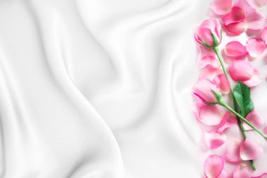  yumuşak beyaz ipek kumaş üzerine bir buket tatlı pembe Gül yaprağı , 