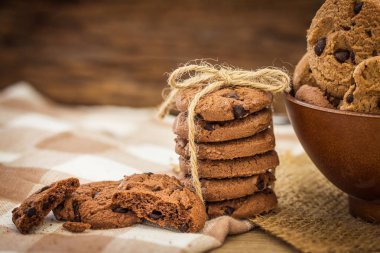 Peçete ahşap b ile yığılmış çikolatalı çerezleri kapatmak