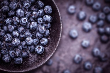  taze yaban mersini siyah taş zemin üzerine aldı.