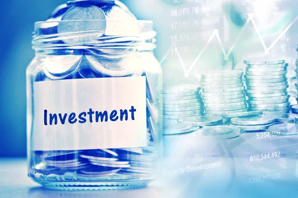Munten glazen pot met investeringen papieren label voor het opslaan van geld en — Stockfoto