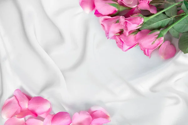 El ramo las rosas dulces rosadas el pétalo sobre la tela suave blanca de seda  , —  Fotos de Stock