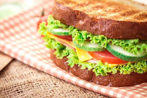 Grillezett szendvicsek a kenyér, szalonna, sonka és sajt, vegeta — Stock Fotó