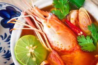 Asya baharatlı çorba kase, ünlü Tay foo karidesli kapatın