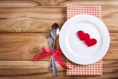 çatal ve kaşık wo beyaz boş plakalı kırmızı kalp şekli