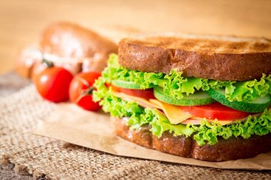 Pastırma, jambon ve peynir ile vegeta sandviç ekmeği ızgara