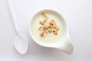 Doğal kremsi beyaz yoğurt Kupası kapatın 