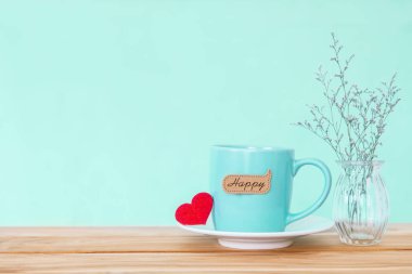 Kahve Kupası Kupa ile kırmızı kalp shapeand mutlu kelime etiket üzerinde ahşap 