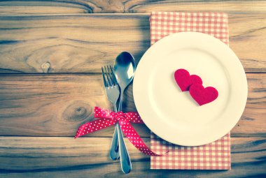 çatal ve kaşık wo beyaz boş plakalı kırmızı kalp şekli